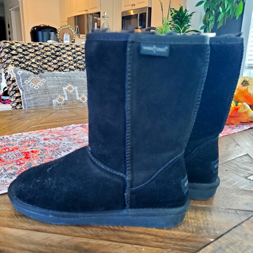Minnetonka black boots 7 like new